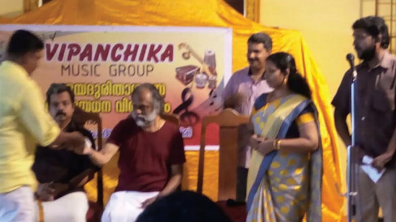 പ്രളയ ദുരിതർക്ക് സഹായഹസ്തവുമായി സംഗീതകൂട്ടായ്മ പ്രളയ ദുരിതർക്ക് സഹായഹസ്തവുമായി സംഗീതകൂട്ടായ്മ