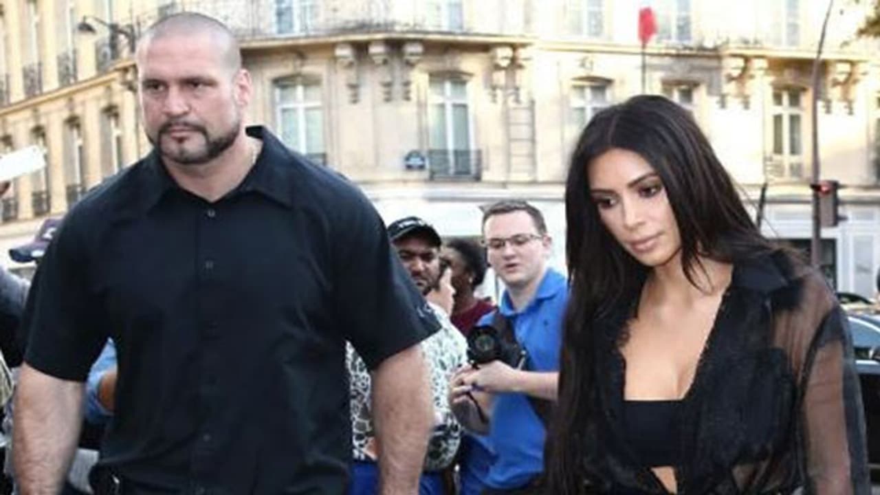 హాట్ బ్యూటీ బాడీగార్డ్ బుక్కయ్యాడు..40 కోట్లు ఇవ్వాల్సిందే! హాట్ బ్యూటీ బాడీగార్డ్ బుక్కయ్యాడు..40 కోట్లు ఇవ్వాల్సిందే!