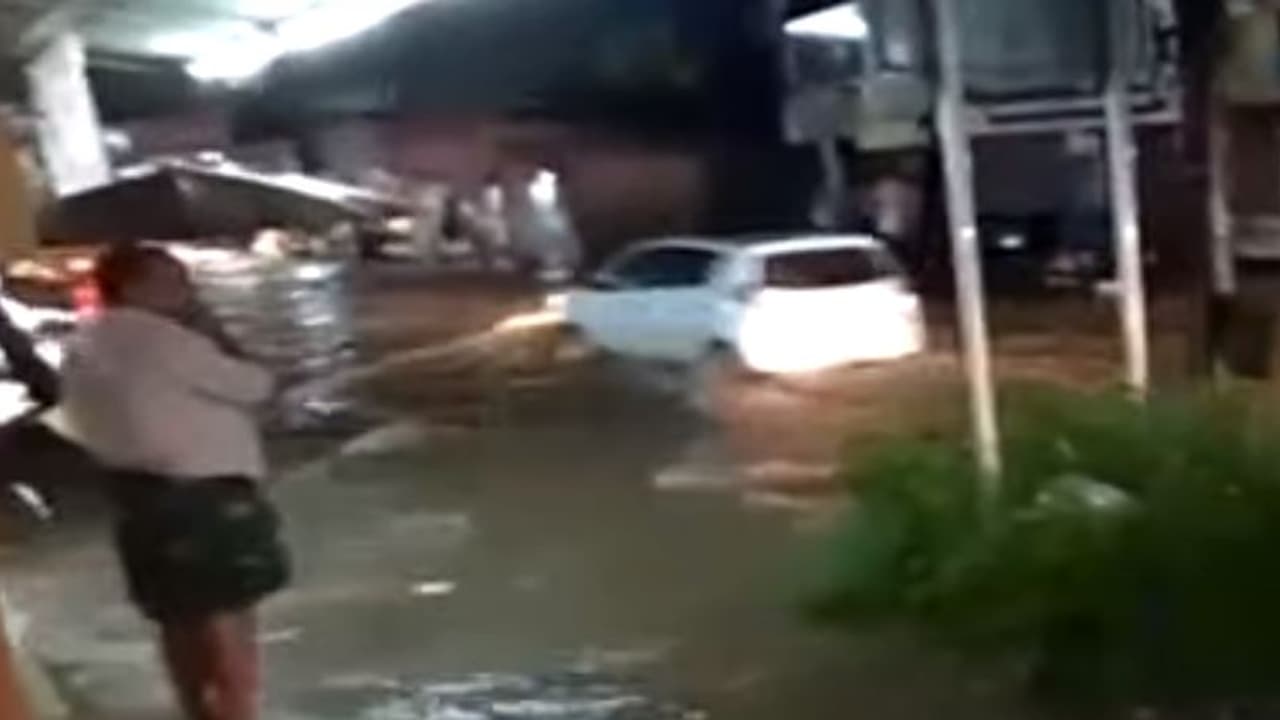 ഇടുക്കിയില് ഉരുള്പൊട്ടല്; നിരവധി വീടുകള് തകര്ന്നു ഇടുക്കിയില് ഉരുള്പൊട്ടല്; നിരവധി വീടുകള് തകര്ന്നു