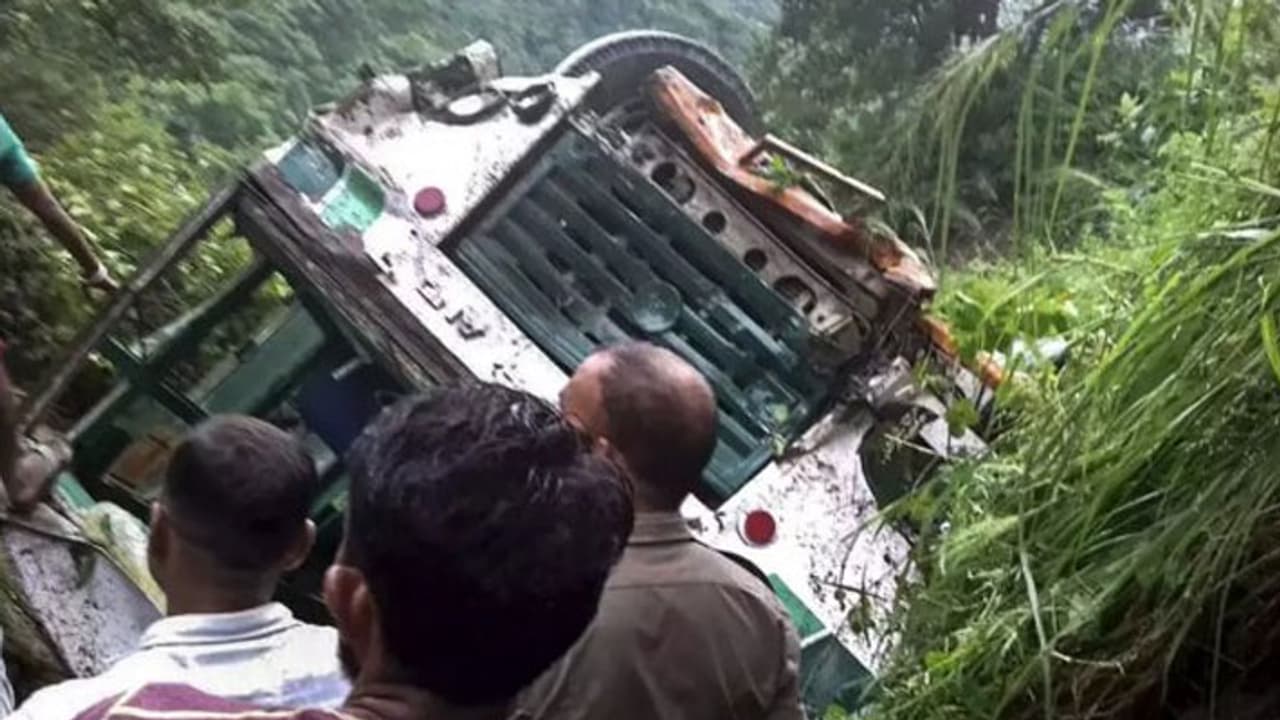 200 அடி பள்ளத்தில் பேருந்து கவிழ்ந்து விபத்து... 21 பேர் சம்பவ இடத்திலேயே உயிரிழப்பு!