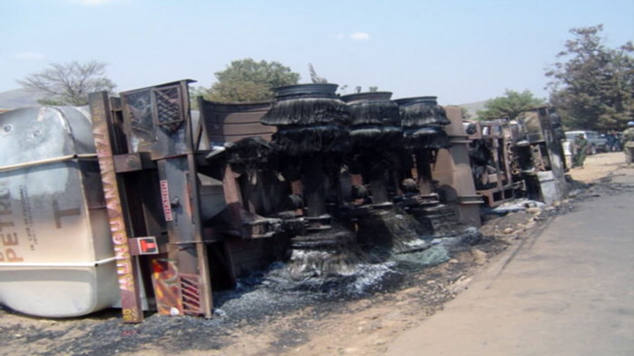 कांगो में दो ट्रकों की टक्कर होने के बाद लगी भीषण आग, 50 लोगों की मौत, 100 लोग झुलसे