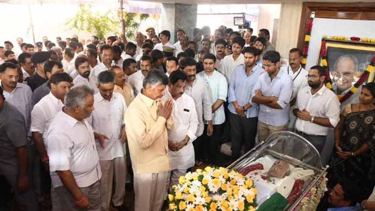 ఎంవీవీఎస్ మూర్తి భౌతికకాయానికి చంద్రబాబు నివాళి.. అధికార లాంఛనాలతో అంత్యక్రియలు ఎంవీవీఎస్ మూర్తి భౌతికకాయానికి చంద్రబాబు నివాళి.. అధికార లాంఛనాలతో అంత్యక్రియలు