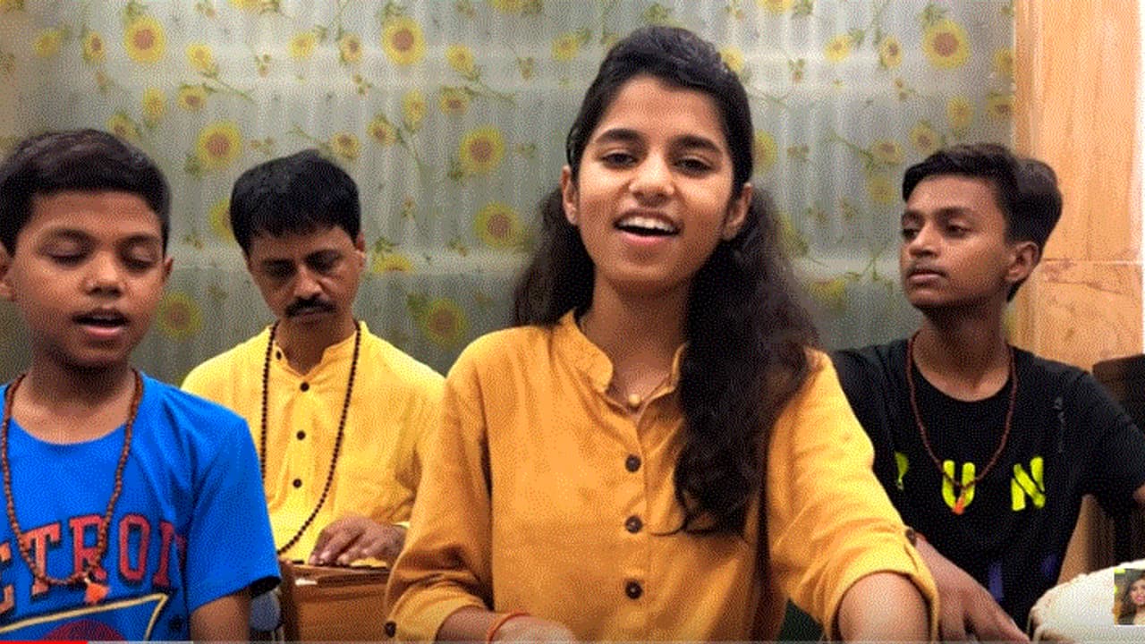 मैथिली ठाकुर के गानों पर लाखों व्यूज पहुंचे मैथिली ठाकुर के गानों पर लाखों व्यूज पहुंचे