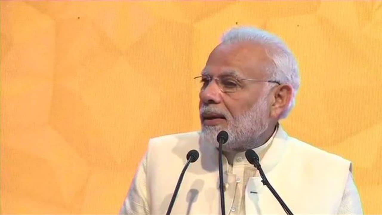 देहरादून इंवेस्टर्स समिट में बोले पीएम मोदी, गुजरात को बनाना चाहता था साउथ कोरिया