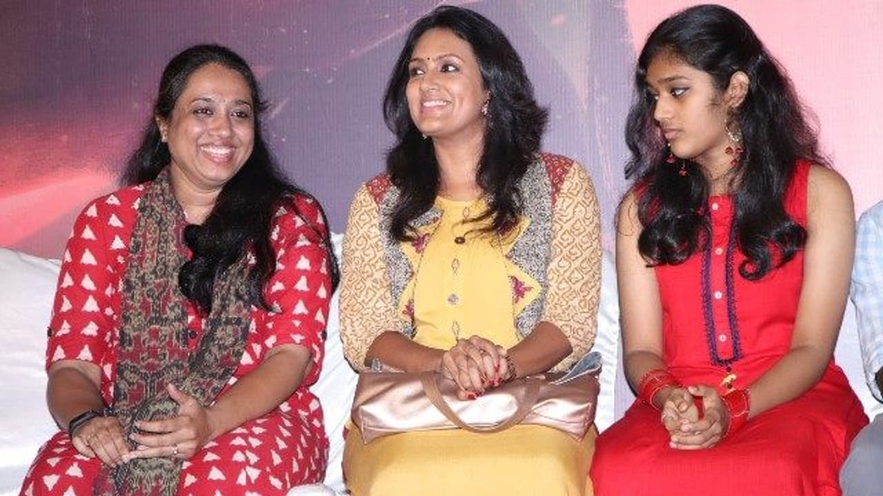 அடடே தேவதர்ஷியின் மகளா இவர்?’ பின்னிப்பெடலெடுக்குறாங்களே... அடடே தேவதர்ஷியின் மகளா இவர்?’ பின்னிப்பெடலெடுக்குறாங்களே...