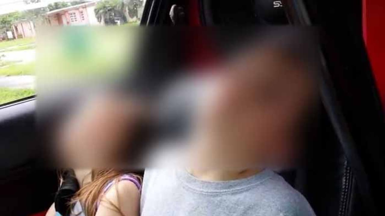 చనిపోయిన తండ్రి.. నాన్న నిద్రపోతున్నాడు అనుకోని.. రాత్రంతా కారులోనే చిన్నారులు చనిపోయిన తండ్రి.. నాన్న నిద్రపోతున్నాడు అనుకోని.. రాత్రంతా కారులోనే చిన్నారులు