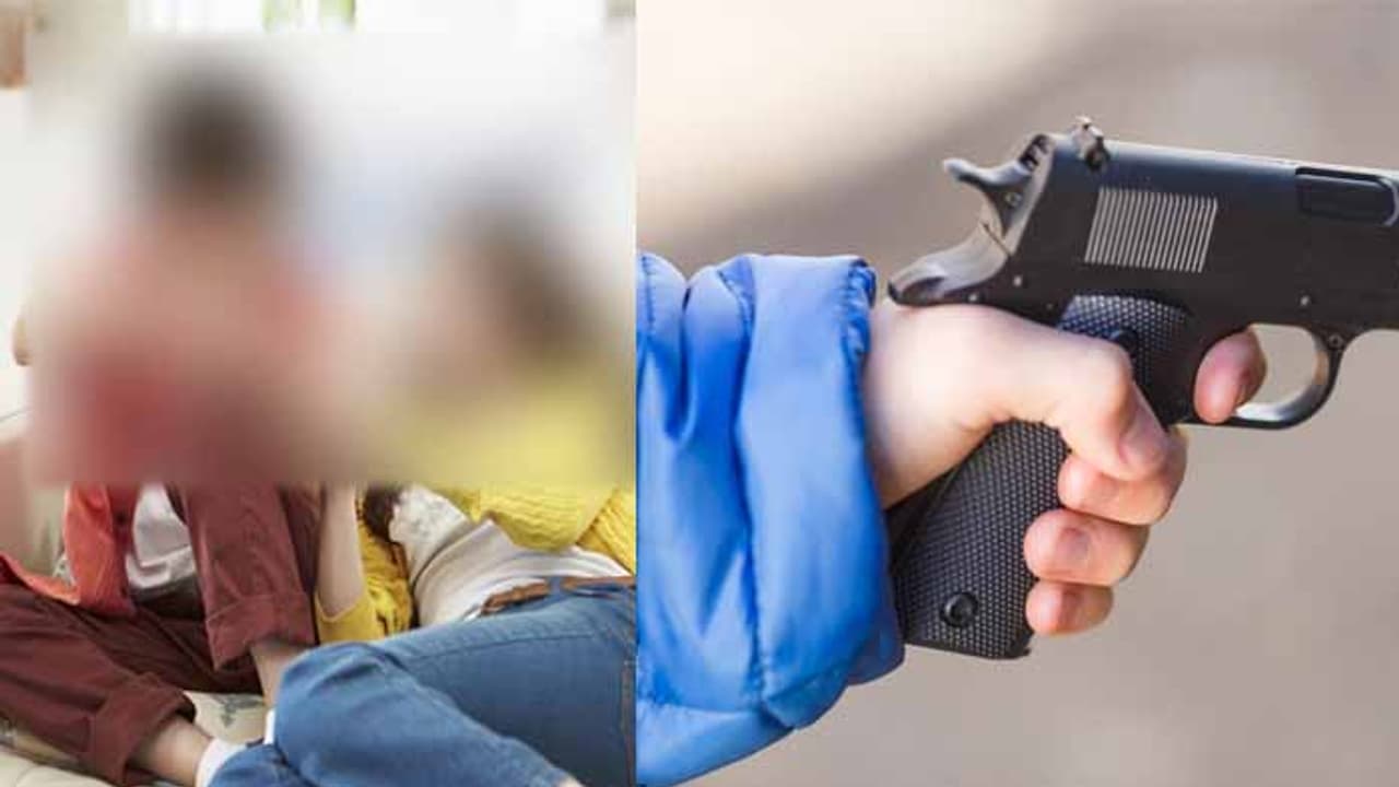 ఫోన్ కోసం సోదరితో గొడవ.. కాలింగ్బెల్ నొక్కి...గన్తో కాల్చుకుని ఆత్మహత్య ఫోన్ కోసం సోదరితో గొడవ.. కాలింగ్బెల్ నొక్కి...గన్తో కాల్చుకుని ఆత్మహత్య