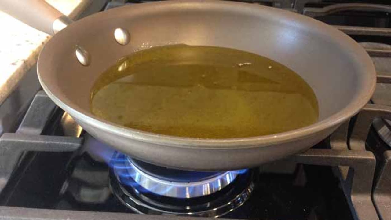 తనను పట్టించుకోవడం లేదని... భర్త పడుకున్నాక వేడి వేడి నూనె పోసిన భార్య తనను పట్టించుకోవడం లేదని... భర్త పడుకున్నాక వేడి వేడి నూనె పోసిన భార్య