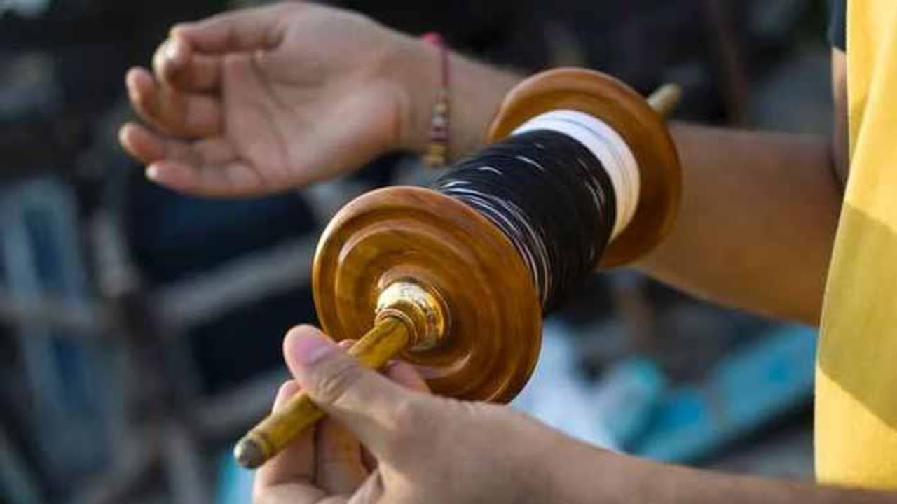 స్కూటీపై వెళ్తుండగా.. గాలిపటం దారం మెడకు చుట్టుకుని మహిళా డాక్టర్ దుర్మరణం స్కూటీపై వెళ్తుండగా.. గాలిపటం దారం మెడకు చుట్టుకుని మహిళా డాక్టర్ దుర్మరణం