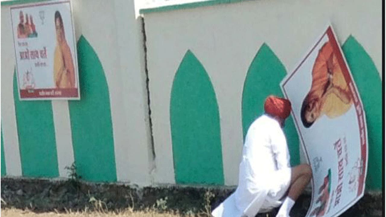 ವಸುಂಧರಾ ರಾಜೇ ಪೋಸ್ಟರ್ ಮುಂದೆಯೇ ಸೂಸು ಮಾಡಿದ ಬಿಜೆಪಿ ಸಚಿವ ವಸುಂಧರಾ ರಾಜೇ ಪೋಸ್ಟರ್ ಮುಂದೆಯೇ ಸೂಸು ಮಾಡಿದ ಬಿಜೆಪಿ ಸಚಿವ