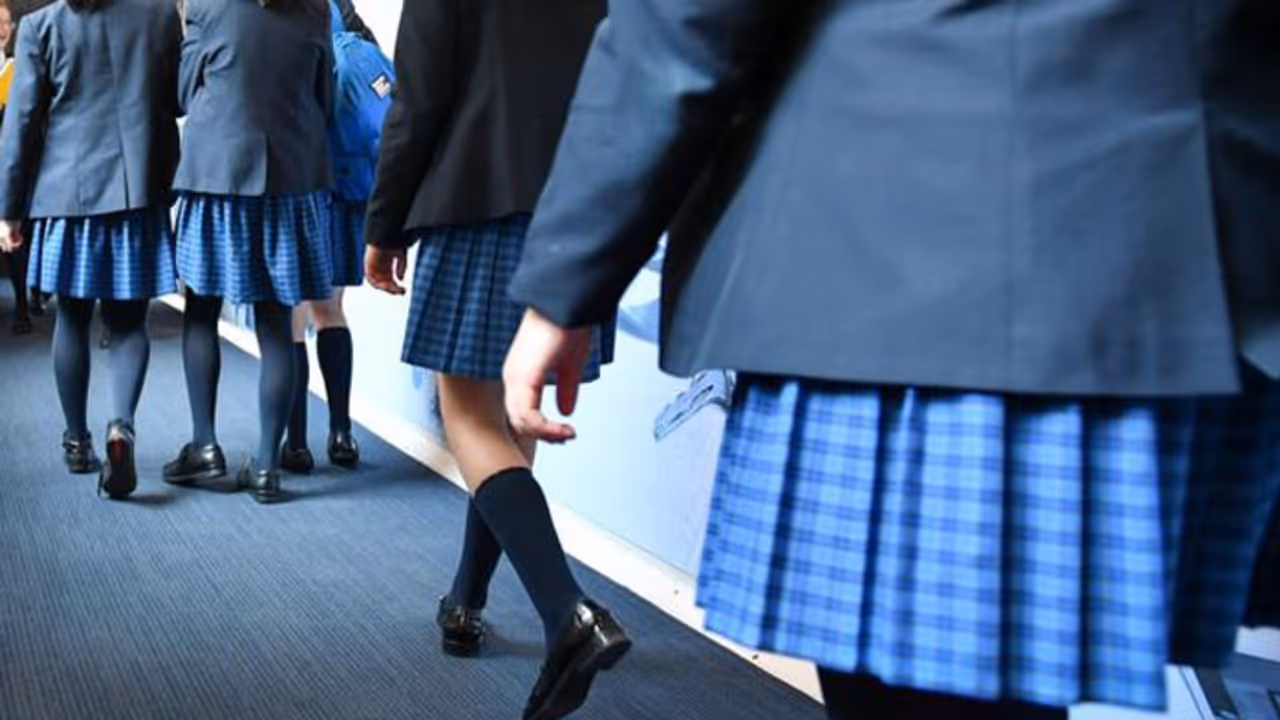 യൂണിഫോമിലുള്ള പെണ്കുട്ടികള് കൂടുതലായും ലൈംഗികാതിക്രമത്തിന് ഇരയാവുന്നുവെന്ന് പഠനം യൂണിഫോമിലുള്ള പെണ്കുട്ടികള് കൂടുതലായും ലൈംഗികാതിക്രമത്തിന് ഇരയാവുന്നുവെന്ന് പഠനം