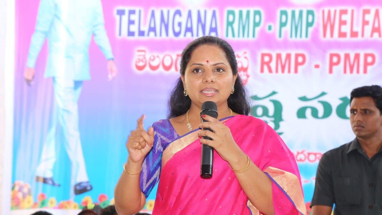 ఉత్తమ్కి జబ్బుచేసింది... ఇంజక్షన్ ఇచ్చి రక్తం ఎక్కించండి : కవిత ఉత్తమ్కి జబ్బుచేసింది... ఇంజక్షన్ ఇచ్చి రక్తం ఎక్కించండి : కవిత