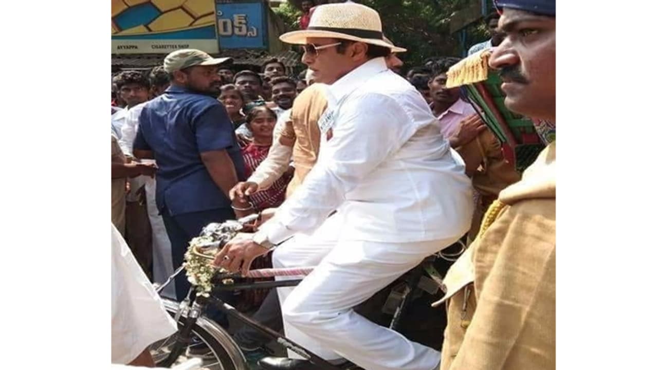 ఎన్టీఆర్ పిక్ వైరల్.. రిక్షా తొక్కిన బాలయ్య! ఎన్టీఆర్ పిక్ వైరల్.. రిక్షా తొక్కిన బాలయ్య!