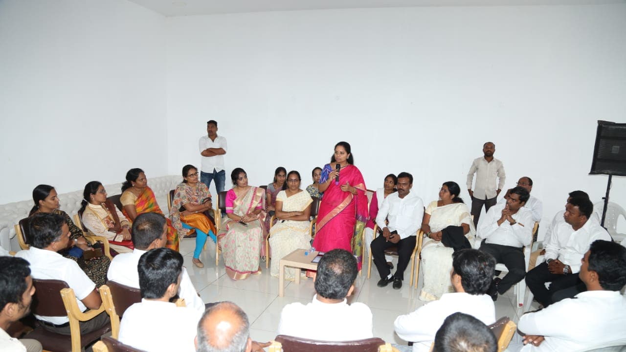 కవితతో న్యాయవాదుల భేటీ:టీఆర్ఎస్ కు న్యాయవాదుల మద్దతు కవితతో న్యాయవాదుల భేటీ:టీఆర్ఎస్ కు న్యాయవాదుల మద్దతు