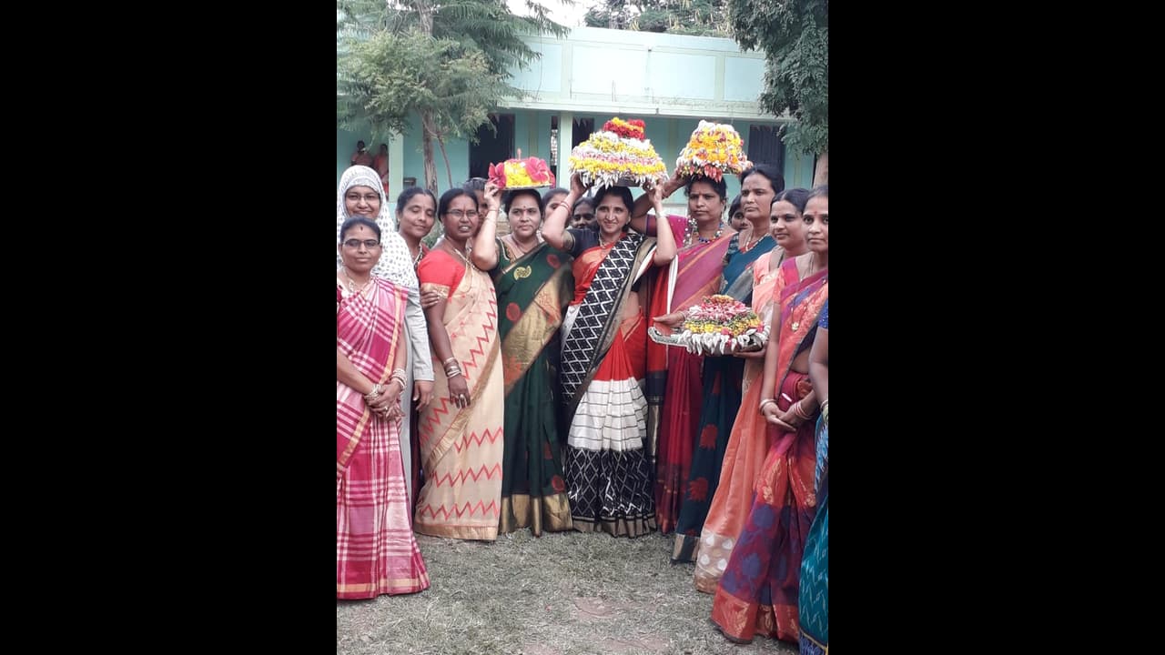 బతుకమ్మ వేడుకల్లో పాల్గొని ఆడి, పాడిన మంత్రి లక్ష్మారెడ్డి భార్య శ్వేత (వీడియో)