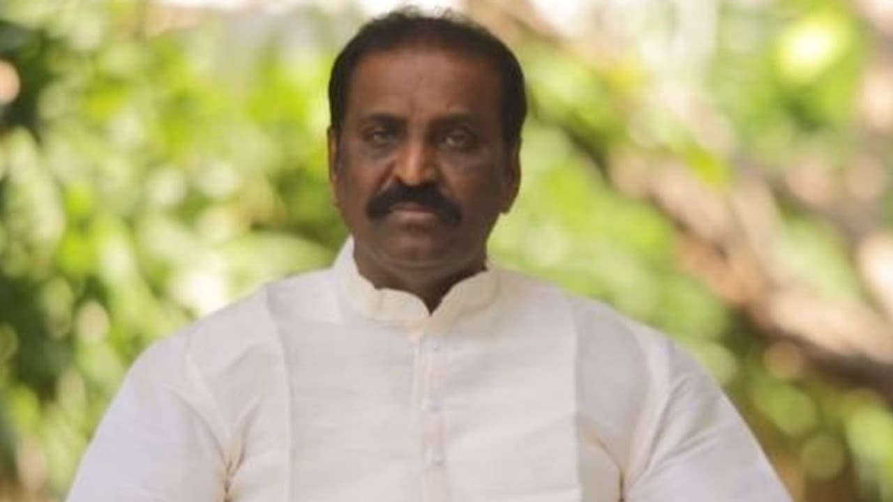 “இந்தியா எழுந்து நின்று மெளனிக்கிறது”... பிரணாப் மறைவிற்கு கவிஞர் வைரமுத்து இரங்கல்...! “இந்தியா எழுந்து நின்று மெளனிக்கிறது”... பிரணாப் மறைவிற்கு கவிஞர் வைரமுத்து இரங்கல்...!