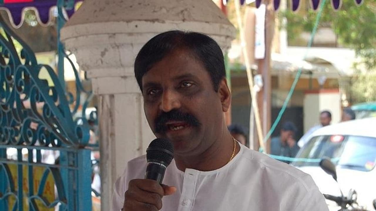 ஒரு பொய்யாவது சொல்லுங்கள் வைரமுத்து ‘நான் நல்லவன் தான்’என்று... கவிப்பேரரசை பிரித்து மேயும் விமர்சனங்கள்..! ஒரு பொய்யாவது சொல்லுங்கள் வைரமுத்து ‘நான் நல்லவன் தான்’என்று... கவிப்பேரரசை பிரித்து மேயும் விமர்சனங்கள்..!