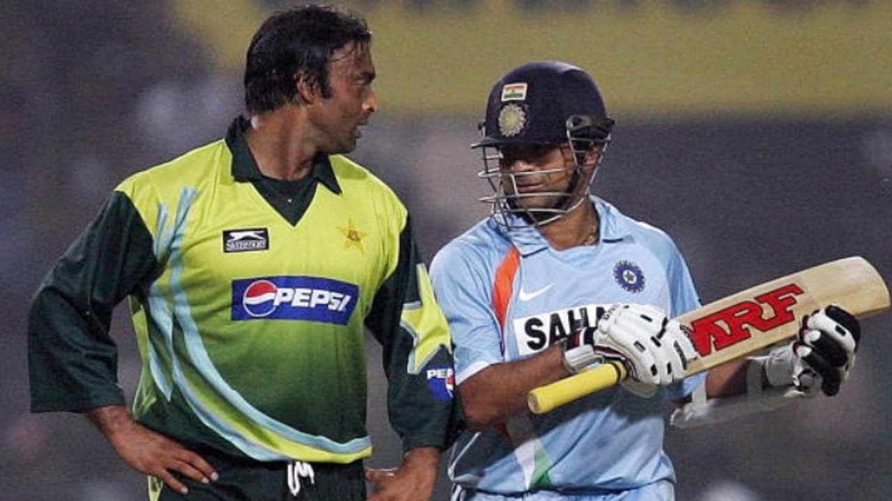 சச்சின் டெண்டுல்கரின் விலா எலும்பை உடைத்த அக்தர்.. 2 மாசம் இரும முடியாமல், தூங்க முடியாமல் கஷ்டப்பட்ட சச்சின்