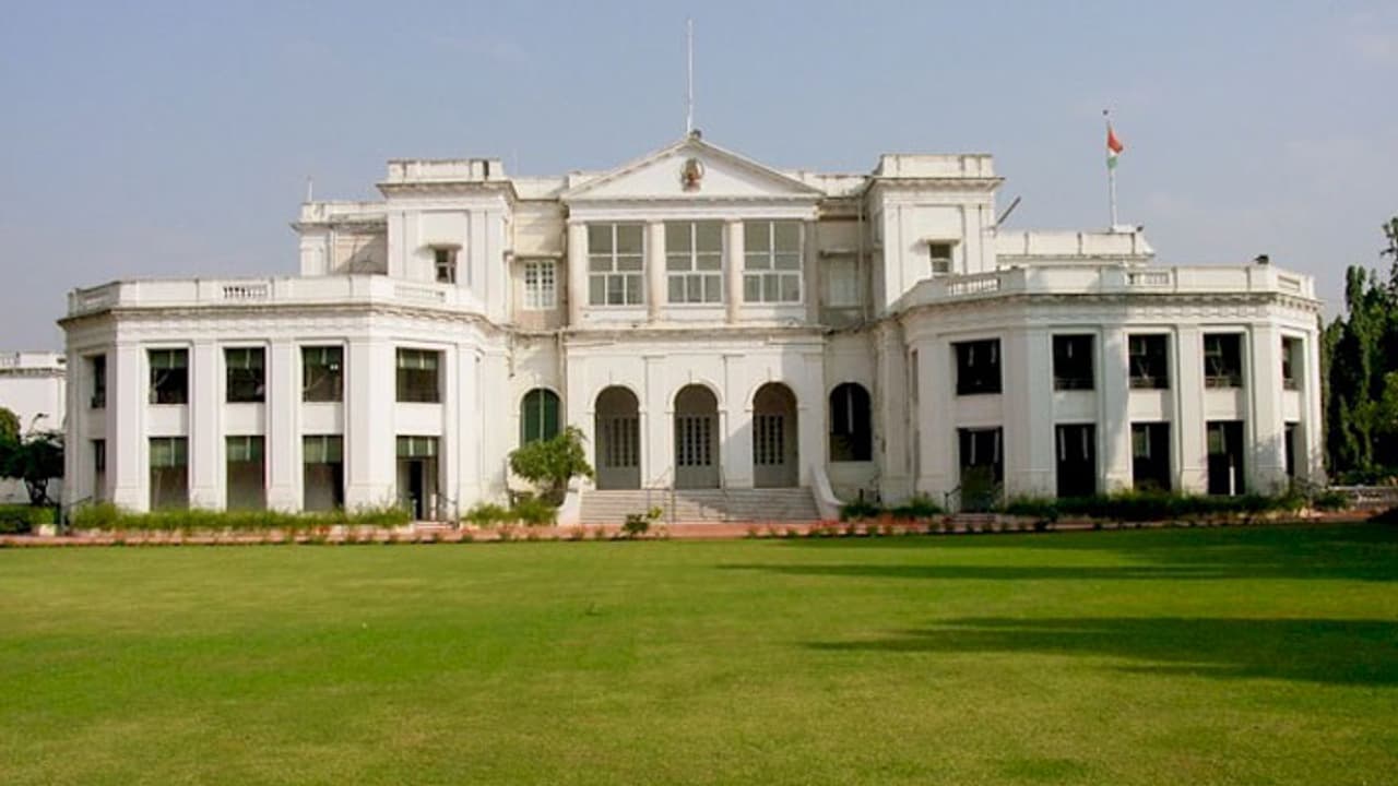 তামিলনাড়ুর রাজভবনে এবার করোনার হানা, একসঙ্গে আক্রান্ত ৮৪ জন কর্মী তামিলনাড়ুর রাজভবনে এবার করোনার হানা, একসঙ্গে আক্রান্ত ৮৪ জন কর্মী