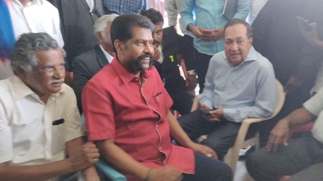 நீங்க சொல்ற கதையெல்லாம் ஏத்துக்க முடியாது உடனே ரிலீஸ் பண்ணுங்க... எழும்பூர் நீதிமன்றம் அதிரடி! நீங்க சொல்ற கதையெல்லாம் ஏத்துக்க முடியாது உடனே ரிலீஸ் பண்ணுங்க... எழும்பூர் நீதிமன்றம் அதிரடி!