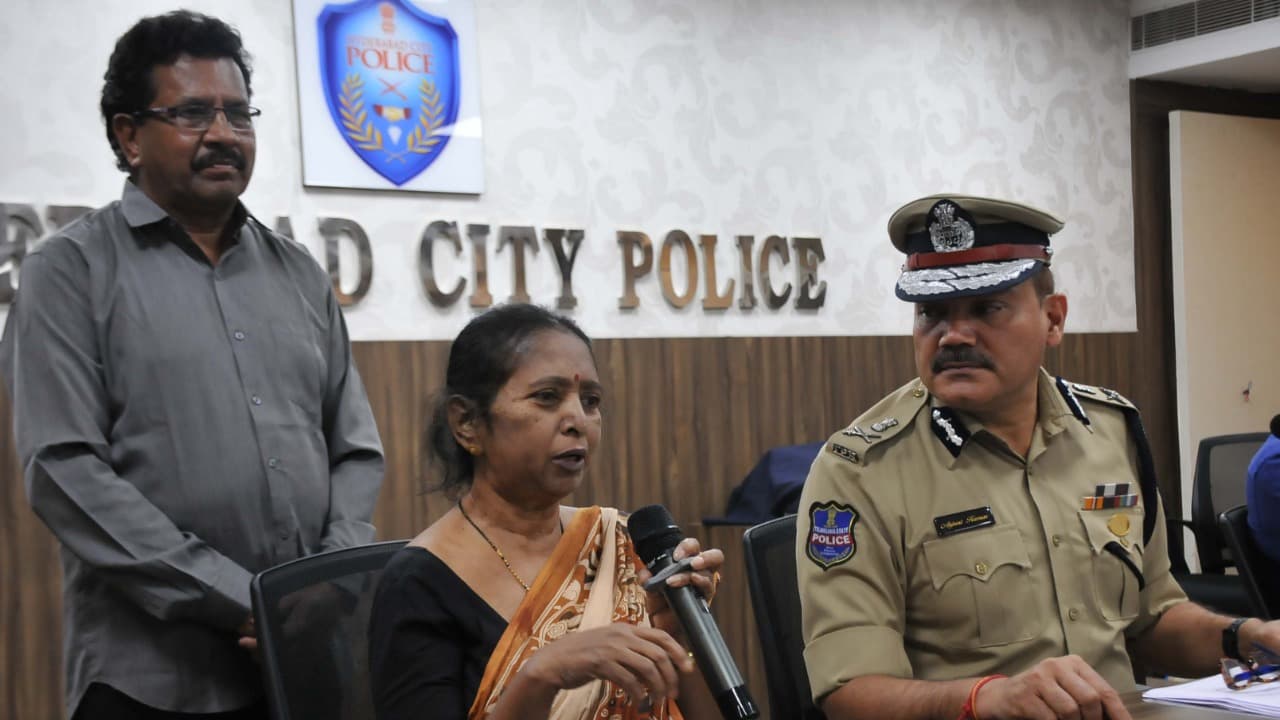 మావోలకు షాక్.. భార్యతో పాటు లొంగిపోయిన పార్టీ మాస్టర్ బ్రెయిన్ పురుషోత్తం మావోలకు షాక్.. భార్యతో పాటు లొంగిపోయిన పార్టీ మాస్టర్ బ్రెయిన్ పురుషోత్తం