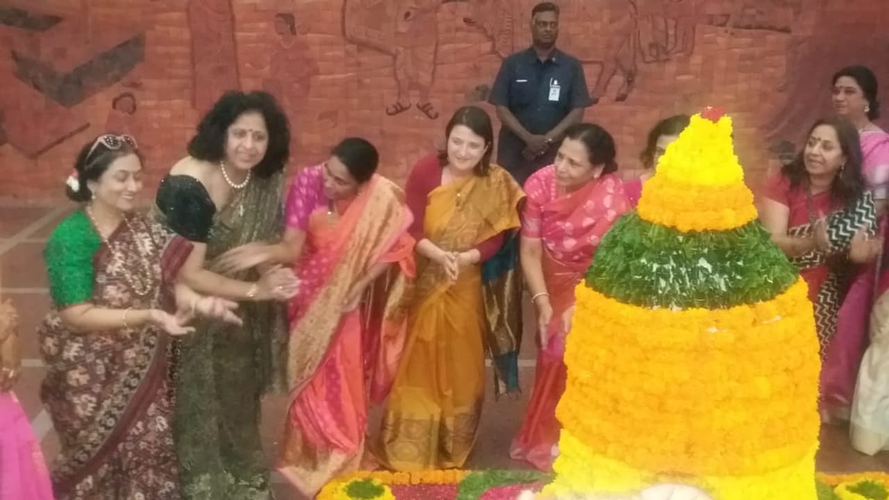 బతుకమ్మ ఆడుతున్న యూఎస్ కాన్సులేట్ జనరల్ కేథరిన్ అడ్డా (వీడియో) బతుకమ్మ ఆడుతున్న యూఎస్ కాన్సులేట్ జనరల్ కేథరిన్ అడ్డా (వీడియో)