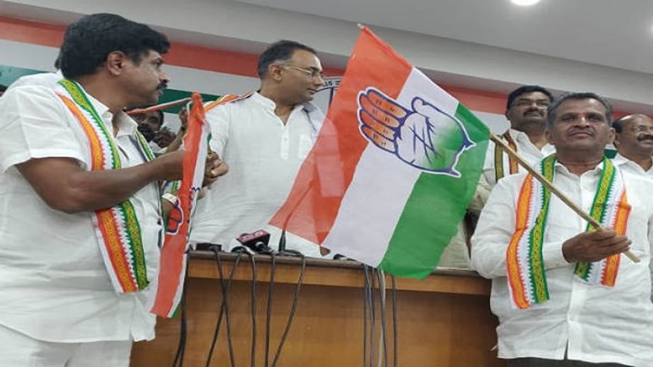 ಮಾಜಿ ಐಪಿಎಸ್ ಅಧಿಕಾರಿ, ಇಬ್ಬರು ಮಾಜಿ ಶಾಸಕರು ಕಾಂಗ್ರೆಸ್ ಸೇರ್ಪಡೆ ಮಾಜಿ ಐಪಿಎಸ್ ಅಧಿಕಾರಿ, ಇಬ್ಬರು ಮಾಜಿ ಶಾಸಕರು ಕಾಂಗ್ರೆಸ್ ಸೇರ್ಪಡೆ