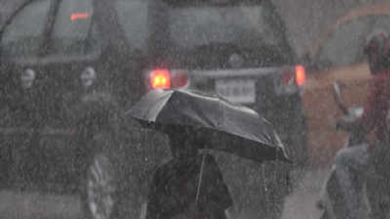 ধেয়ে আসছে ৩০ ৪০ কিমি বেগে ঝোড়ো হাওয়া, আজ বজ্রবিদ্যুৎ প্রবল বর্ষণ বঙ্গে ধেয়ে আসছে ৩০ ৪০ কিমি বেগে ঝোড়ো হাওয়া, আজ বজ্রবিদ্যুৎ প্রবল বর্ষণ বঙ্গে