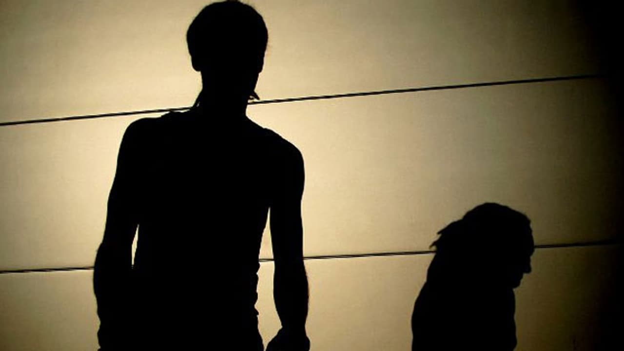 గెస్ట్ హౌస్ కి రమ్మని వేధించేవాడు.. హీరోపై ఆరోపణలు! గెస్ట్ హౌస్ కి రమ్మని వేధించేవాడు.. హీరోపై ఆరోపణలు!