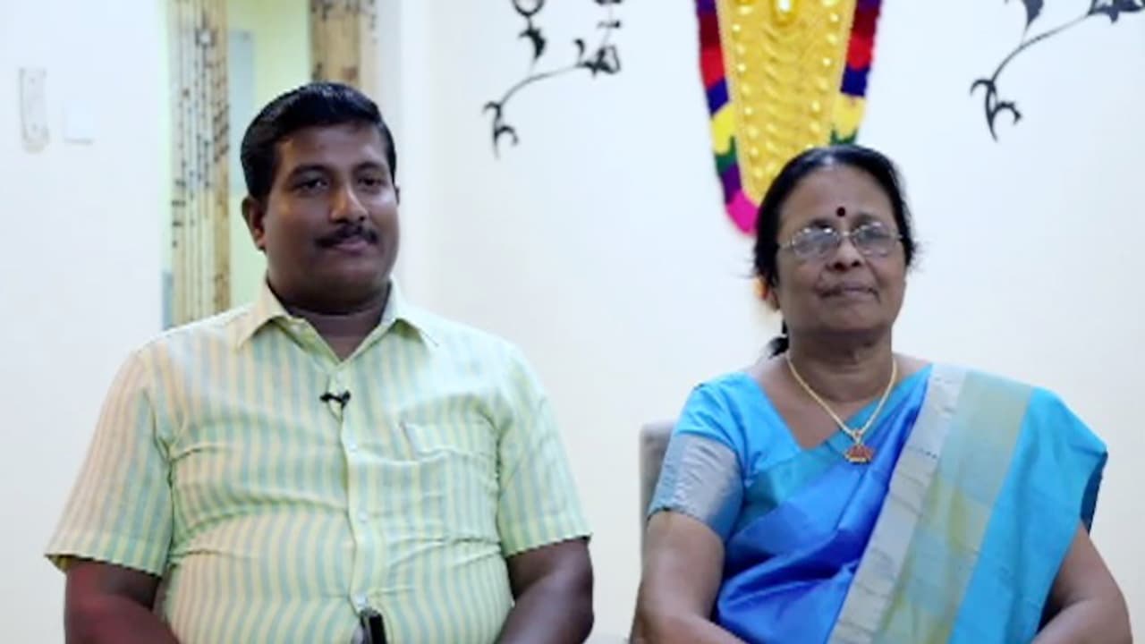 കാല് നൂറ്റാണ്ടിനു ശേഷം തന്റെ ക്ലാസ് ടീച്ചറെ തേടിപ്പിടിച്ച് ശ്രീകുമാര് ദുബായില് കൊണ്ടുവന്നു; സ്നേഹം തുളുമ്പുന്ന അക്കഥ ഇങ്ങനെ കാല് നൂറ്റാണ്ടിനു ശേഷം തന്റെ ക്ലാസ് ടീച്ചറെ തേടിപ്പിടിച്ച് ശ്രീകുമാര് ദുബായില് കൊണ്ടുവന്നു; സ്നേഹം തുളുമ്പുന്ന അക്കഥ ഇങ്ങനെ