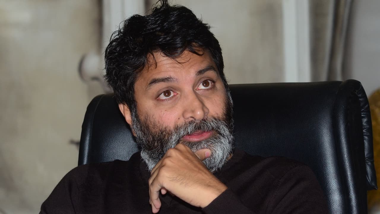 త్రివిక్రమ్ తీసుకున్న అడ్వాన్స్ ..వడ్డీతో వెనక్కి ఇమ్మంటున్నారు!? త్రివిక్రమ్ తీసుకున్న అడ్వాన్స్ ..వడ్డీతో వెనక్కి ఇమ్మంటున్నారు!?