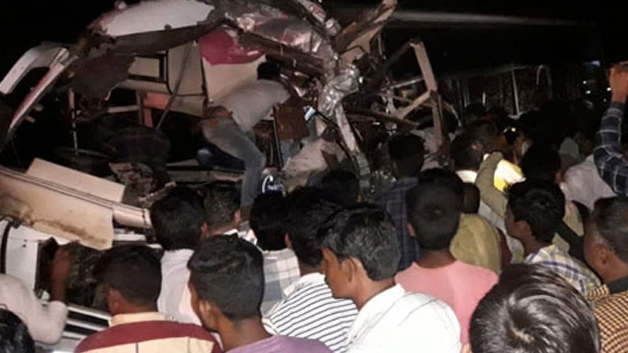 லாரி பேருந்து நேருக்கு நேர் மோதல்... சம்பவ இடத்திலேயே 5 பேர் உயிரிழப்பு!