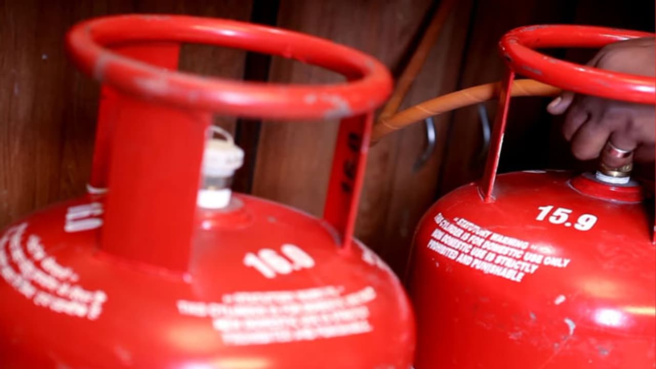 കൊല്ലത്ത് ഗ്യാസ് സിലിണ്ടർ പൊട്ടിത്തെറിച്ച് വീട് തകര്‍ന്നു