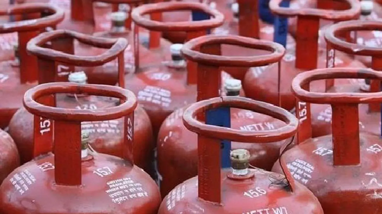 തോപ്പുംപടിയിൽ ഹോട്ടലില് പാചകവാതക സിലിണ്ടർ പൊട്ടിത്തെറിച്ചു; രണ്ട് പേര്ക്ക് പരിക്ക് തോപ്പുംപടിയിൽ ഹോട്ടലില് പാചകവാതക സിലിണ്ടർ പൊട്ടിത്തെറിച്ചു; രണ്ട് പേര്ക്ക് പരിക്ക്