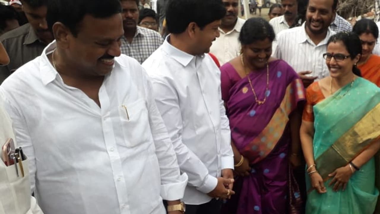 దత్తత గ్రామంలో పర్యటించిన నారా భువనేశ్వరి దత్తత గ్రామంలో పర్యటించిన నారా భువనేశ్వరి