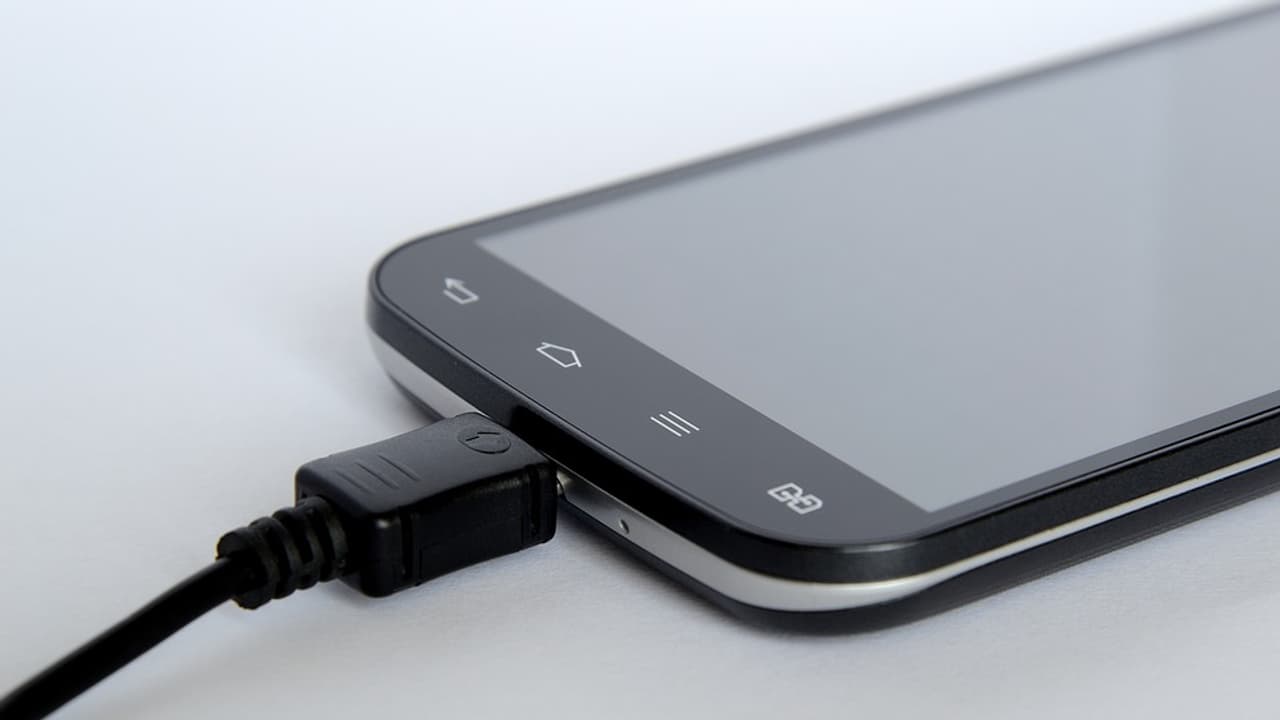 ಅಯ್ಯೋ ವಿಧಿಯೇ..! ಫೋನ್’ನಲ್ಲಿ ಮಾತನಾಡುವ ಮುನ್ನ ಈ ಸ್ಟೋರಿ ಓದಿ ಅಯ್ಯೋ ವಿಧಿಯೇ..! ಫೋನ್’ನಲ್ಲಿ ಮಾತನಾಡುವ ಮುನ್ನ ಈ ಸ್ಟೋರಿ ಓದಿ