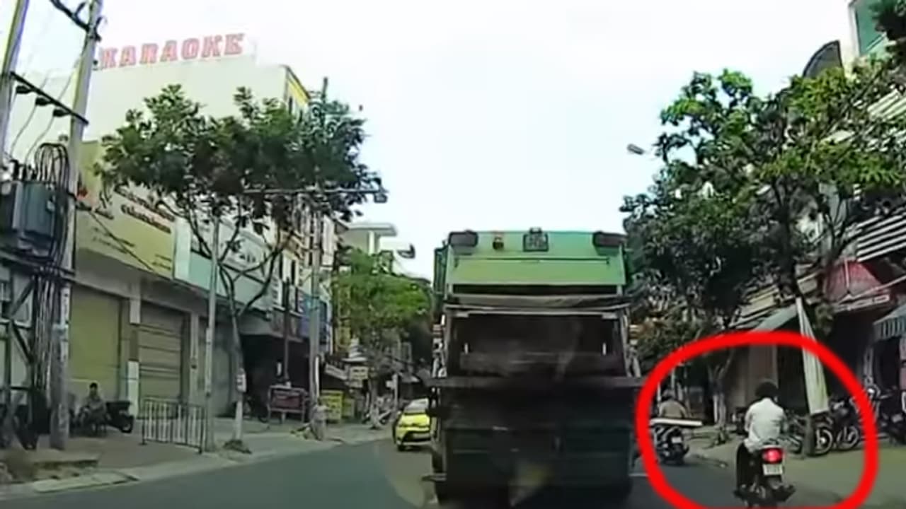 മൊബൈലില് മെസേജയച്ച് സ്കൂട്ടറോടിച്ച യുവാവിന് സംഭവിച്ചത്! മൊബൈലില് മെസേജയച്ച് സ്കൂട്ടറോടിച്ച യുവാവിന് സംഭവിച്ചത്!