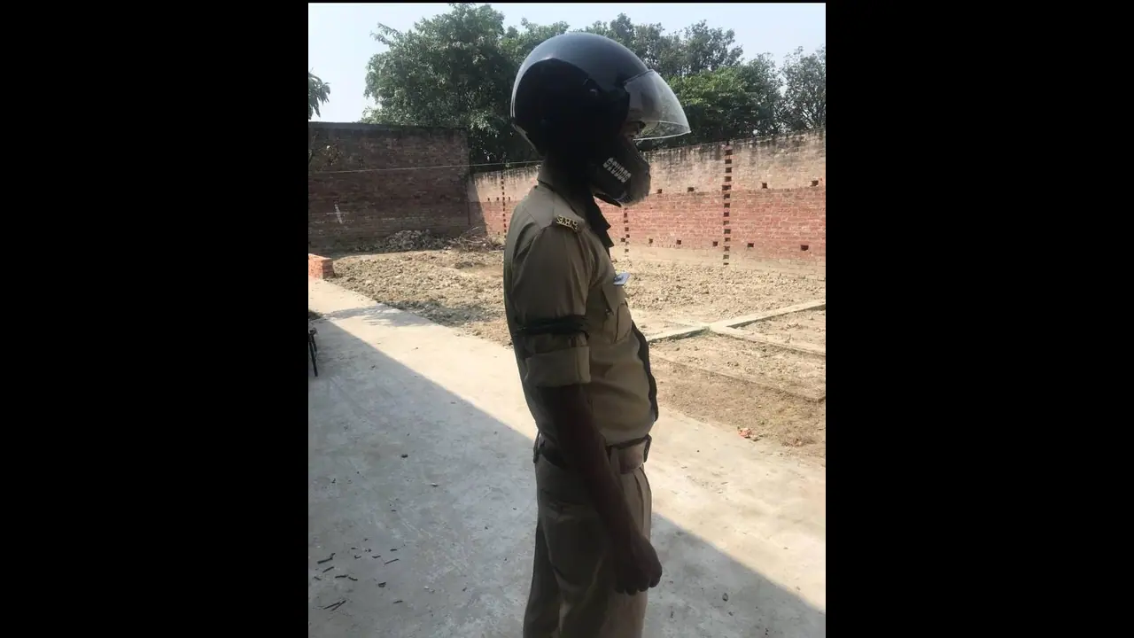 हत्यारोपी के समर्थन में यूपी के पुलिसवालों ने निकाला विरोध का नया तरीका हत्यारोपी के समर्थन में यूपी के पुलिसवालों ने निकाला विरोध का नया तरीका