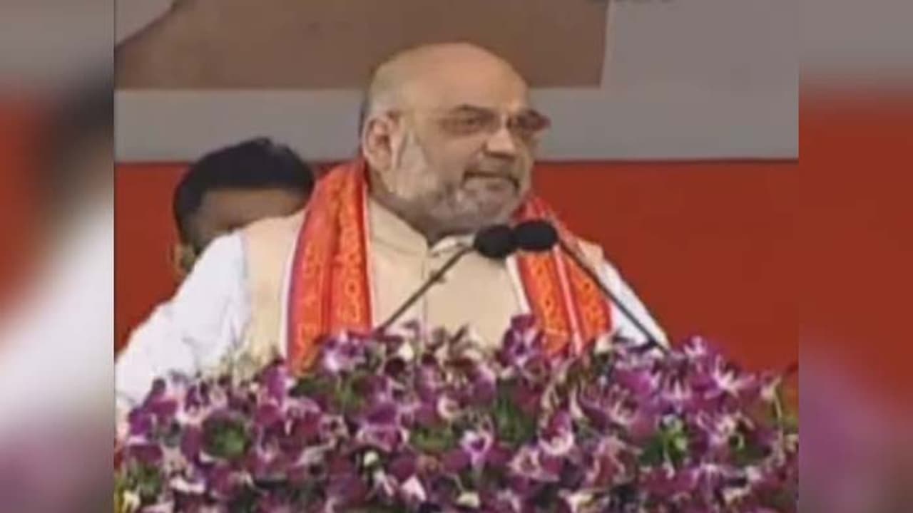 కేసీఆర్కు మోడీ భయం, పీవీకి కాంగ్రెస్ అన్యాయం: అమిత్ షా కేసీఆర్కు మోడీ భయం, పీవీకి కాంగ్రెస్ అన్యాయం: అమిత్ షా