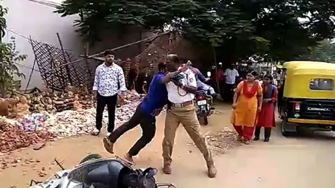 വീഡിയോ: മദ്യലഹരിയില് പൊലീസ് ഉദ്യോഗസ്ഥനെതിരെ അഭിഭാഷകന്റെ കയ്യാങ്കളി വീഡിയോ: മദ്യലഹരിയില് പൊലീസ് ഉദ്യോഗസ്ഥനെതിരെ അഭിഭാഷകന്റെ കയ്യാങ്കളി