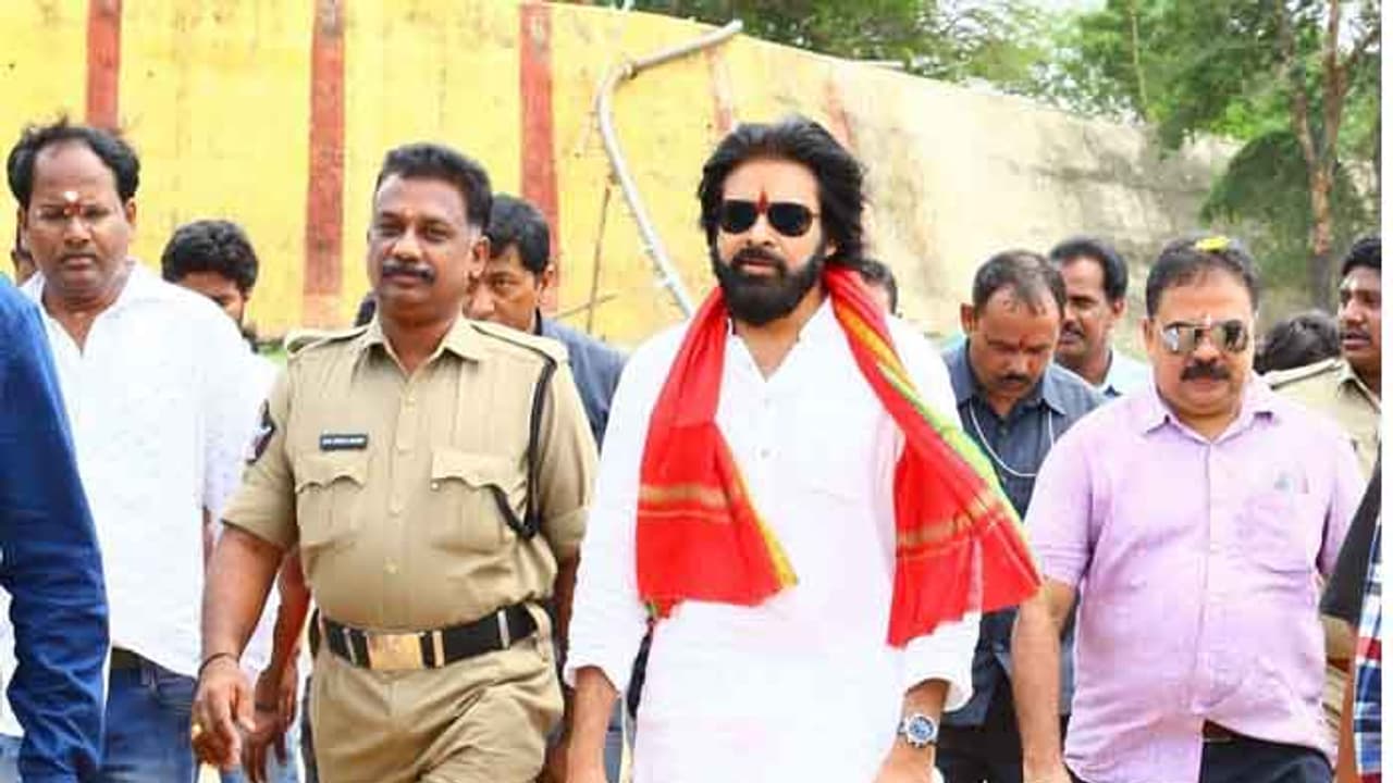 రెండిళ్లు ఉన్న మిమ్మల్ని హైదరాబాద్ నుంచి కేసీఆర్ గెంటేస్తే కోపమెుస్తే... మరి వాళ్లకి:పవన్ కళ్యాణ్