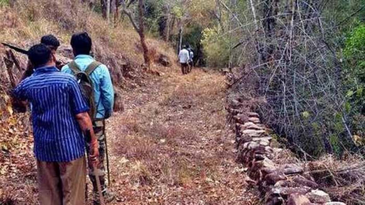 టాస్క్ఫోర్స్పై స్మగ్లర్ల దాడి.. కాల్పులు జరిపిన పోలీసులు టాస్క్ఫోర్స్పై స్మగ్లర్ల దాడి.. కాల్పులు జరిపిన పోలీసులు