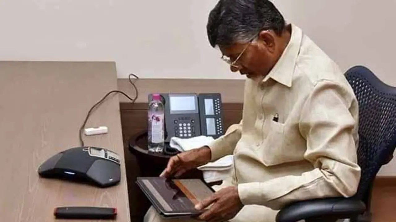 అర్థరాత్రి 12.10 a.m.. ఆయన పనిలో ఆయన అర్థరాత్రి 12.10 a.m.. ఆయన పనిలో ఆయన