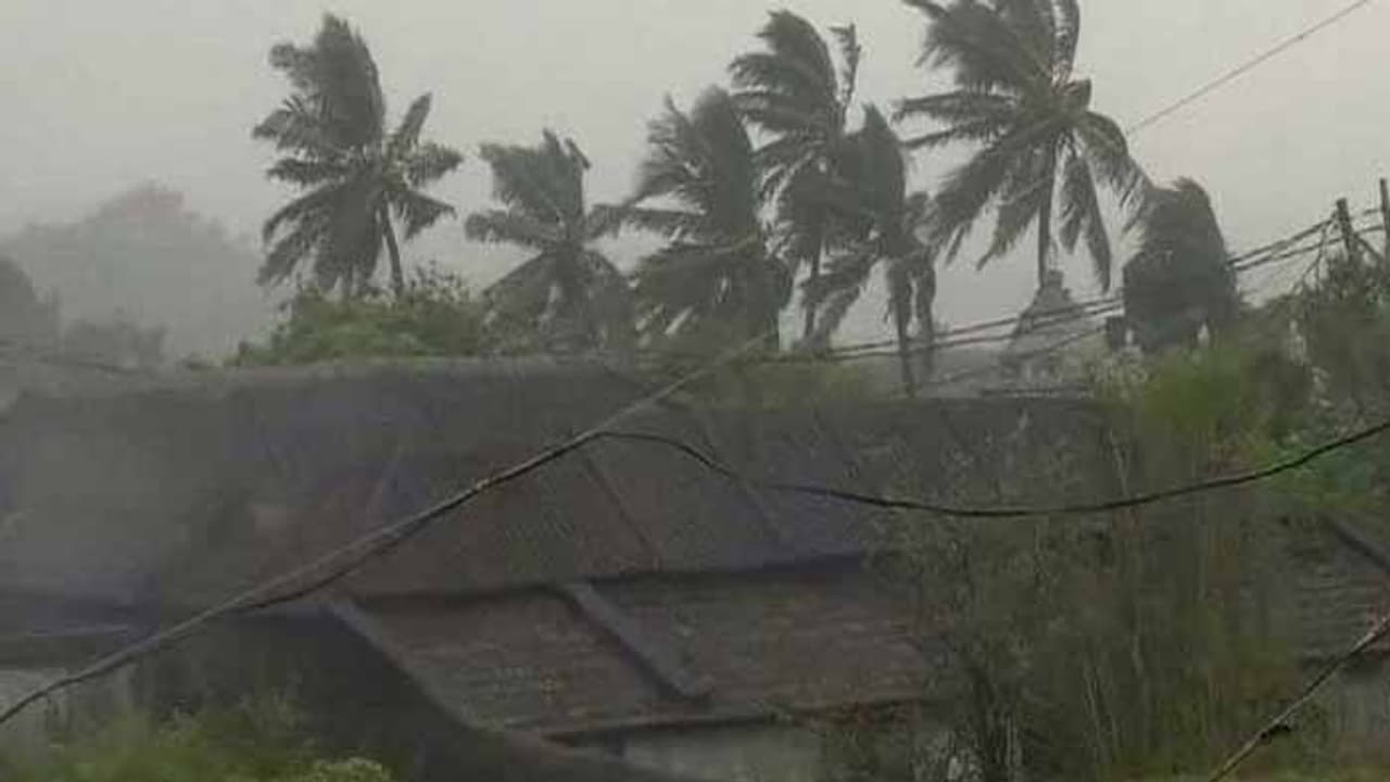 తీరం దాటినా తప్పని ముప్పు.. మరో నాలుగు గంటల పాటు భారీ వర్షాలు తీరం దాటినా తప్పని ముప్పు.. మరో నాలుగు గంటల పాటు భారీ వర్షాలు