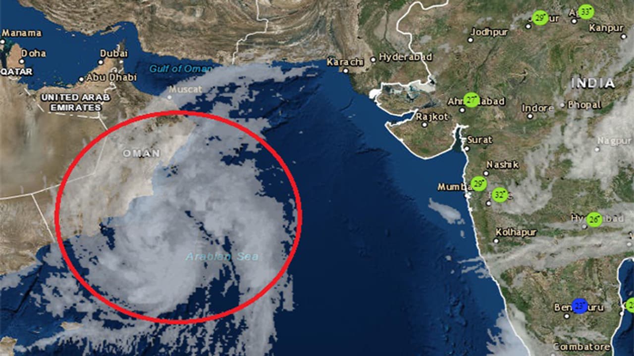 ലുബാന് ചുഴലിക്കാറ്റ് ഒമാന് തീരത്തേക്ക്: മേഖലയില് അതീവ ജാഗ്രത ലുബാന് ചുഴലിക്കാറ്റ് ഒമാന് തീരത്തേക്ക്: മേഖലയില് അതീവ ജാഗ്രത