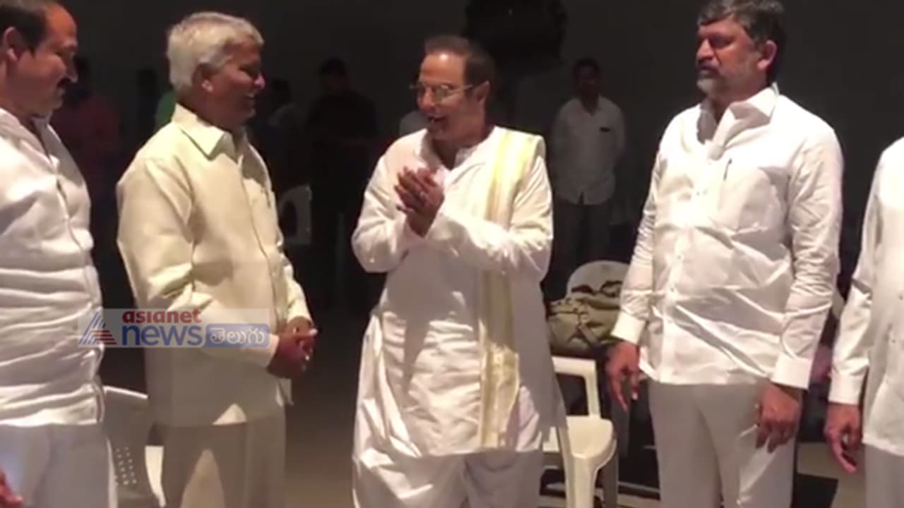 ఎన్టీఆర్ షూటింగ్: బాలయ్యతో టీటీడీపీ నేతల భేటీ (వీడియో) ఎన్టీఆర్ షూటింగ్: బాలయ్యతో టీటీడీపీ నేతల భేటీ (వీడియో)