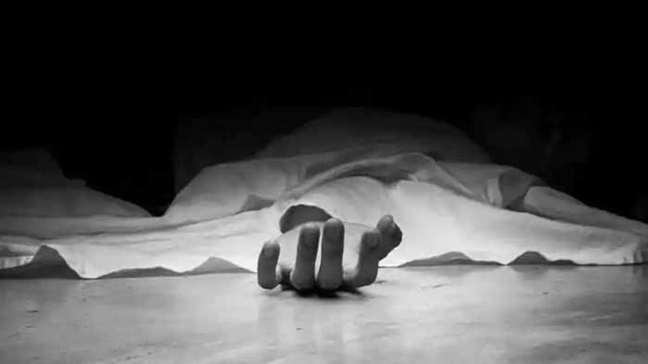 ప్రేమించాలంటూ 8మంది బెదిరింపులు:తాళలేక యువతి ఆత్మహత్య ప్రేమించాలంటూ 8మంది బెదిరింపులు:తాళలేక యువతి ఆత్మహత్య