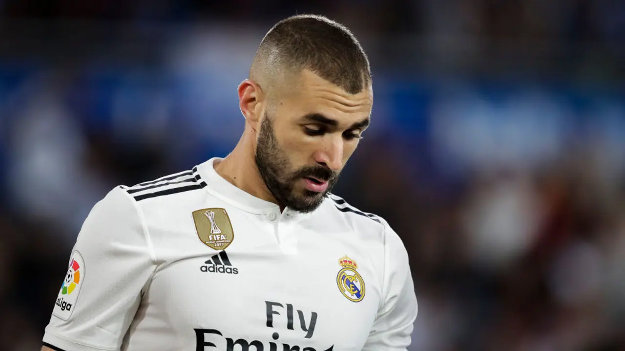 Karim Benzema: സെക്സ് ടേപ് ബ്ലാക് മെയില് കേസ്: ഫ്രഞ്ച് താരം കരീം ബെന്സേമക്ക് ഒരു വര്ഷം തടവ്, പിഴ Karim Benzema: സെക്സ് ടേപ് ബ്ലാക് മെയില് കേസ്: ഫ്രഞ്ച് താരം കരീം ബെന്സേമക്ക് ഒരു വര്ഷം തടവ്, പിഴ