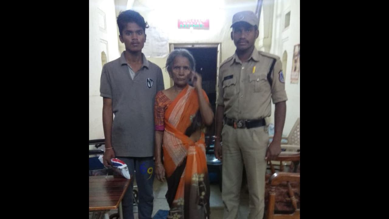 తప్పిపోయిన మహిళను కుటుంబసభ్యులకు అప్పగించిన పోలీసులు తప్పిపోయిన మహిళను కుటుంబసభ్యులకు అప్పగించిన పోలీసులు