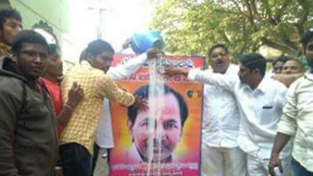 ఏపీలో కేసీఆర్ చిత్రపటానికి మరోసారి పాలాభిషేకం